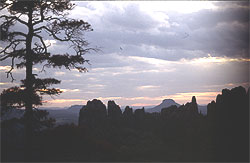 Schrammsteinkette mit dem Lilienstein im Hintergrund